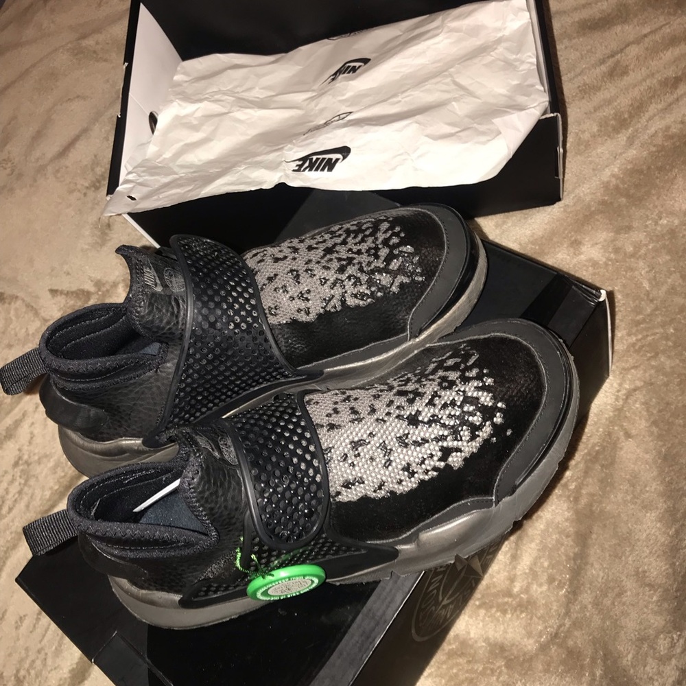 NIKE LAB X STONE ISLAND SOCK DART MID SP super athletic and comfortable💜 .